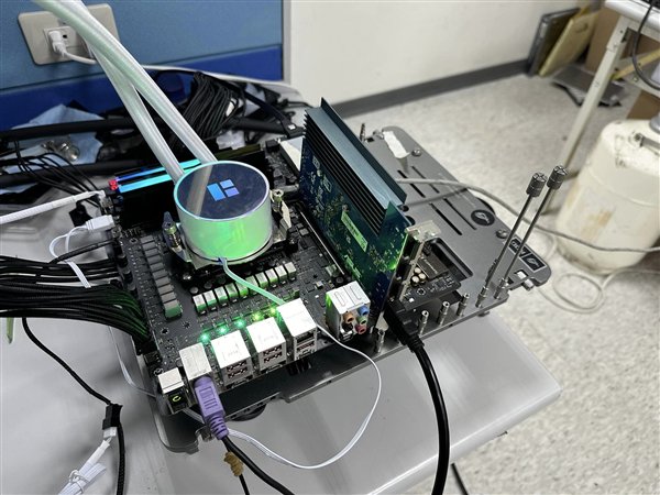 10.6GHz！AMD锐龙8000G APU内存频率创纪录：自带马甲搞定插图