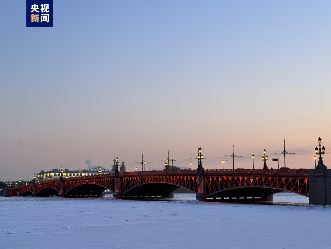 庆祝春节 俄罗斯圣彼得堡圣三一大桥点亮中国红插图