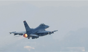 驻韩美军一架F-16战斗机飞行中油箱掉落缩略图