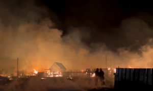 俄罗斯一地民宅起火 过火面积达3000平方米缩略图