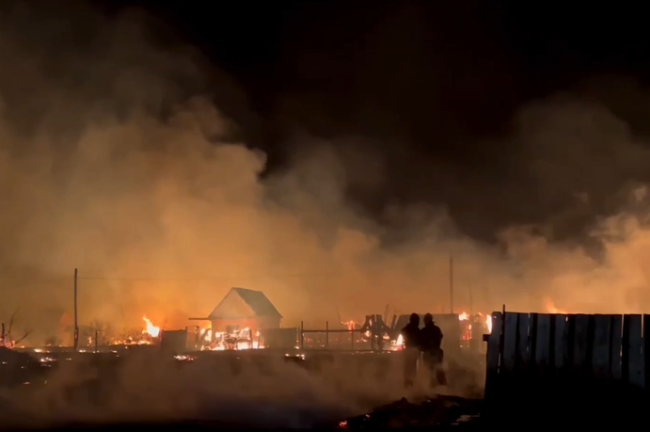 俄罗斯一地民宅起火 过火面积达3000平方米插图
